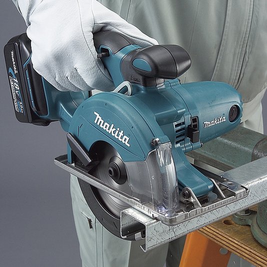 Cortadora De Metal A Bateria 18V Li-Ion Dcs550Rfe Makita