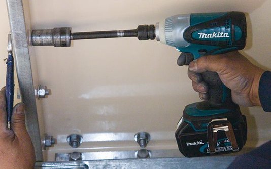 Kit Motoserra Parafusadeiras e Aspirador Makita a Bateria