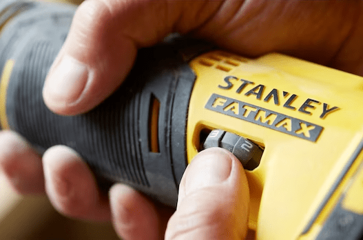 Kit Stanley Multiferramenta Oscilante 20V Max Li-Ion Com 9 Acessórios + 1 Bateria 2Ah + Carregador Bivolt E Maleta - Sct500D1K-Br
