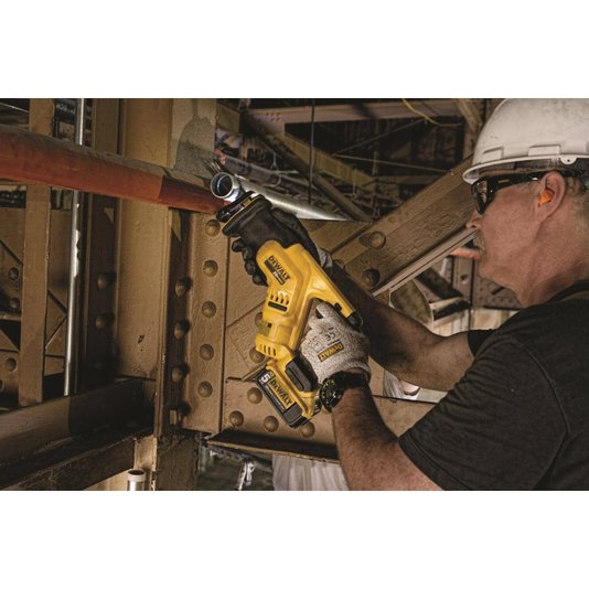 Serra Sabre Compacta 1-1/8"(29Mm) 20V Max* Li-Ion Dewalt - Dcs387B