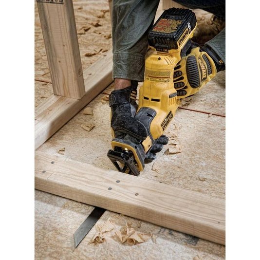 Serra Sabre Compacta 1-1/8"(29Mm) 20V Max* Li-Ion Dewalt - Dcs387B