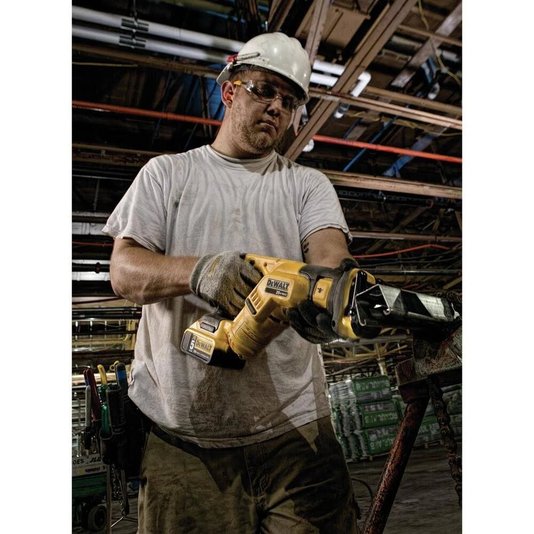 Serra Sabre Compacta 1-1/8"(29Mm) 20V Max* Li-Ion Dewalt - Dcs387B